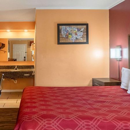 Econo Lodge Cornersville Bagian luar foto
