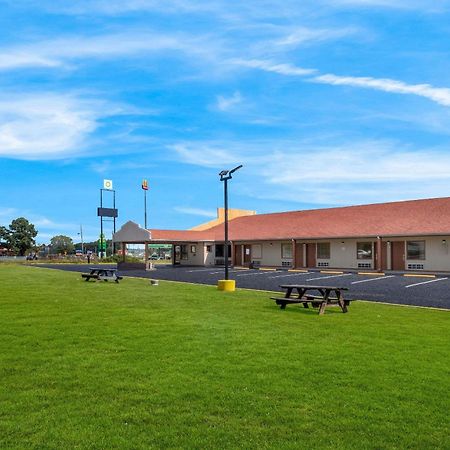 Econo Lodge Cornersville Bagian luar foto