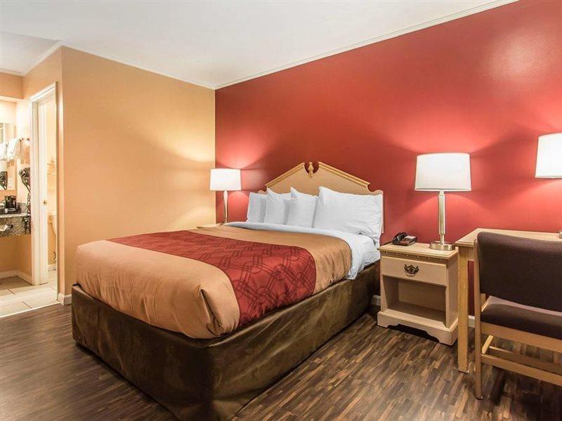 Econo Lodge Cornersville Bagian luar foto