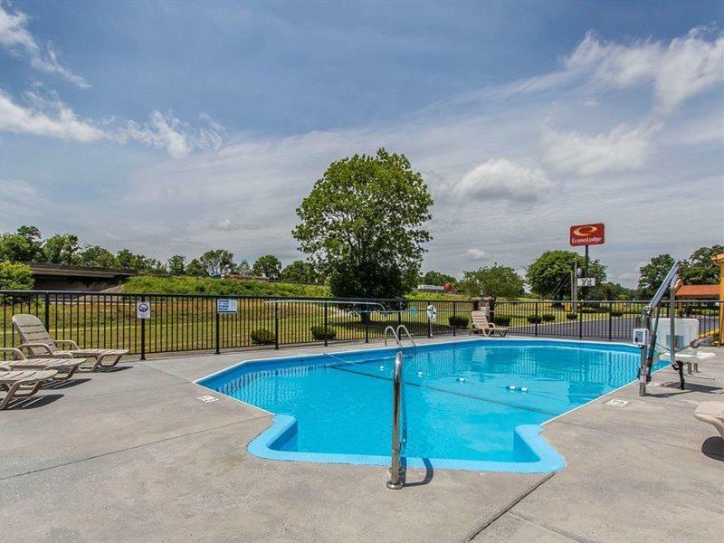 Econo Lodge Cornersville Bagian luar foto