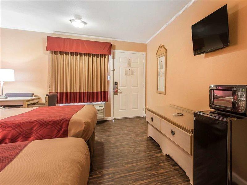 Econo Lodge Cornersville Bagian luar foto