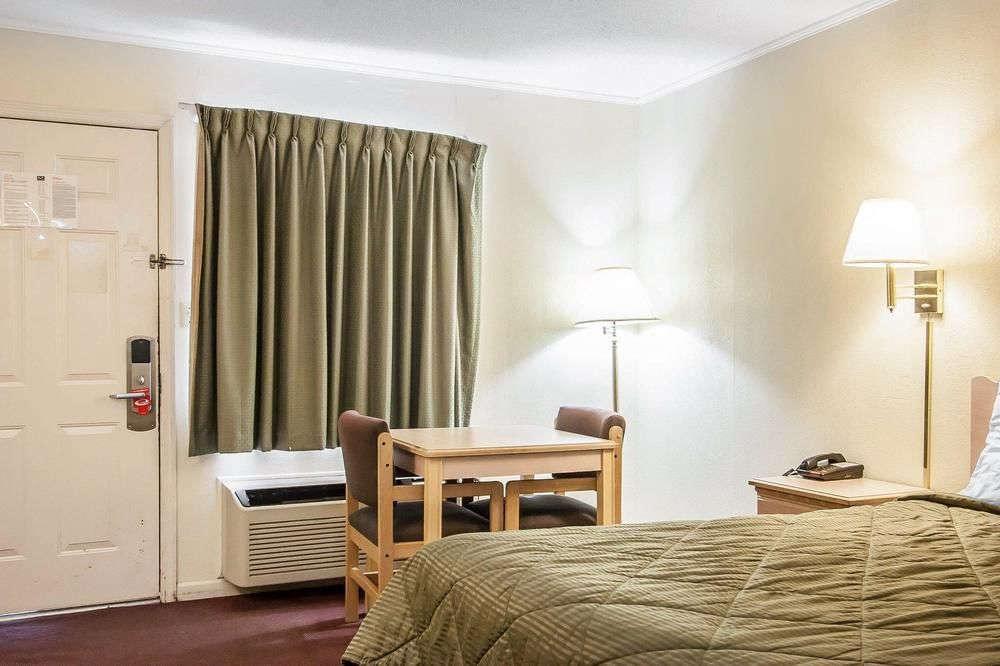 Econo Lodge Cornersville Bagian luar foto