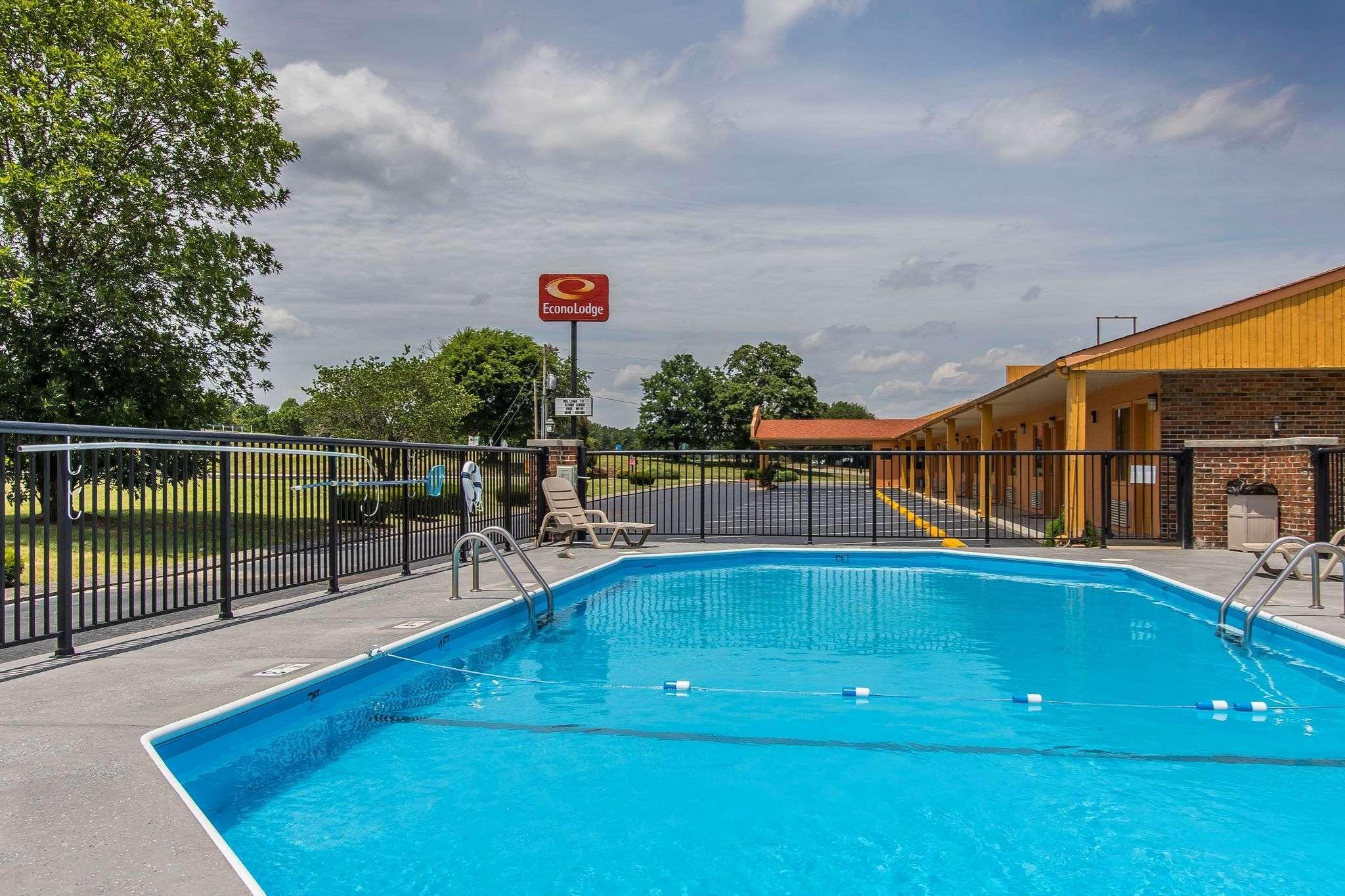 Econo Lodge Cornersville Bagian luar foto