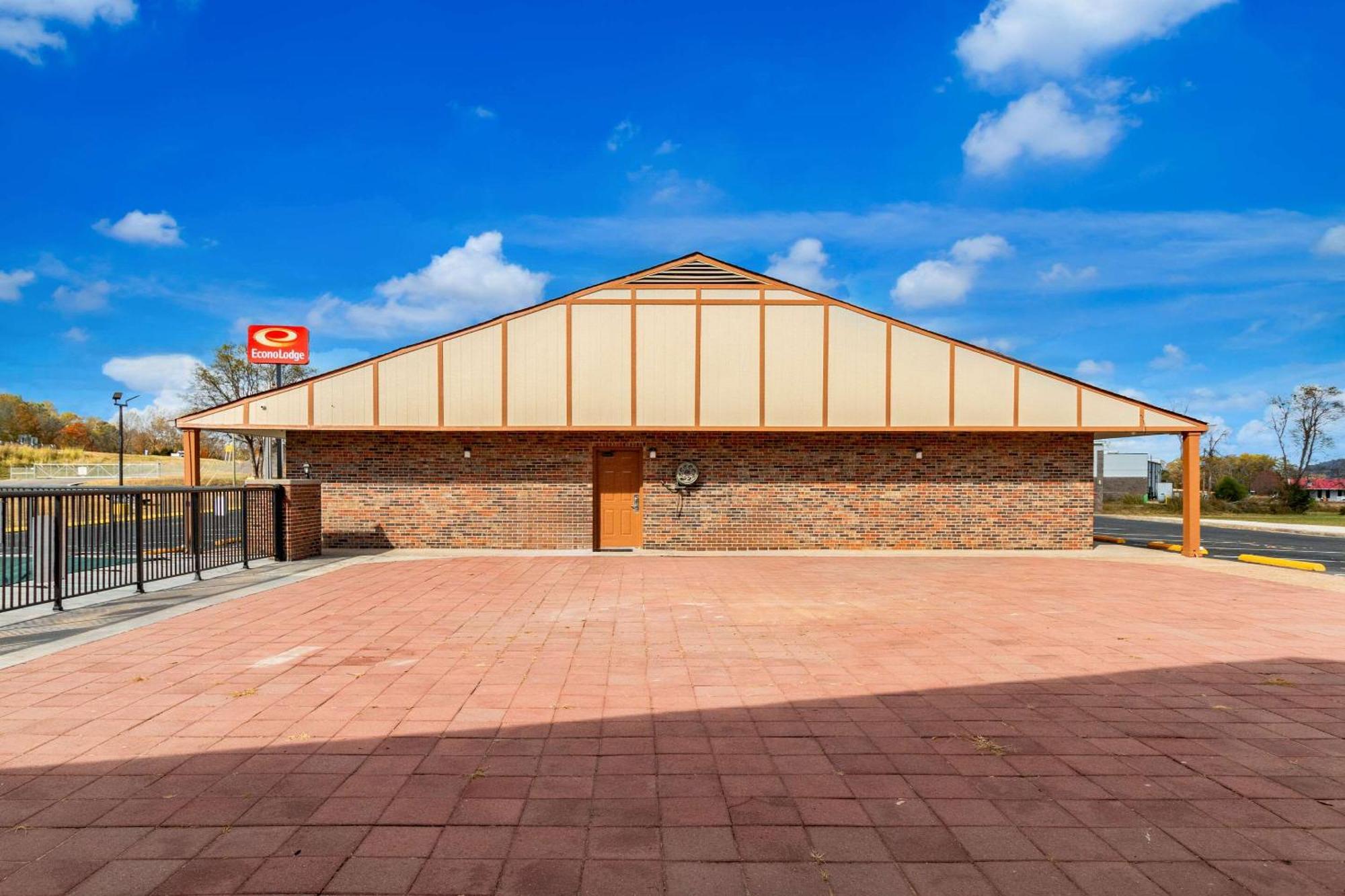 Econo Lodge Cornersville Bagian luar foto
