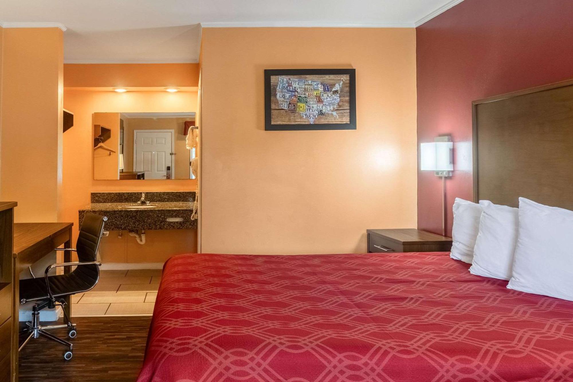 Econo Lodge Cornersville Bagian luar foto