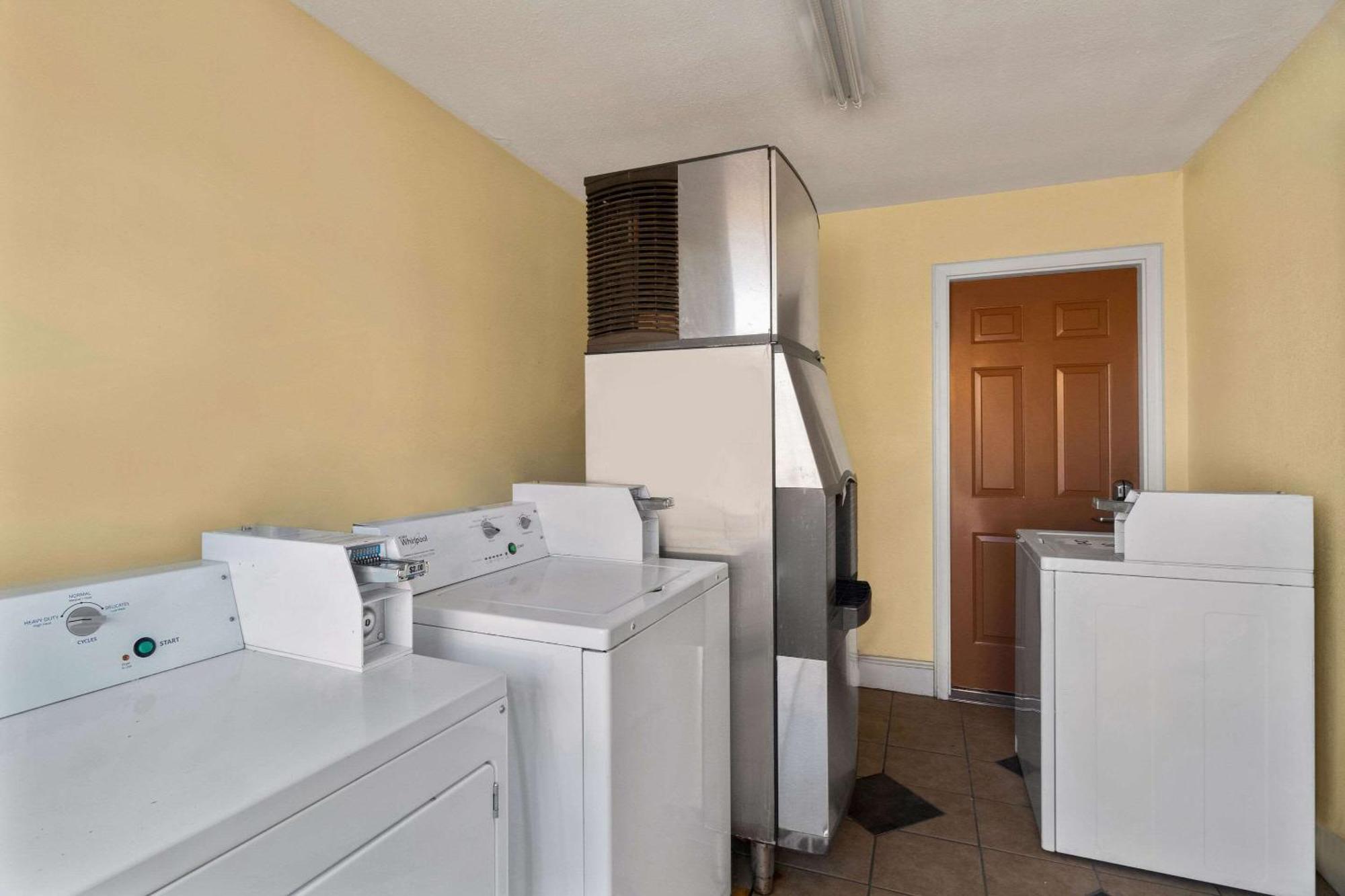 Econo Lodge Cornersville Bagian luar foto