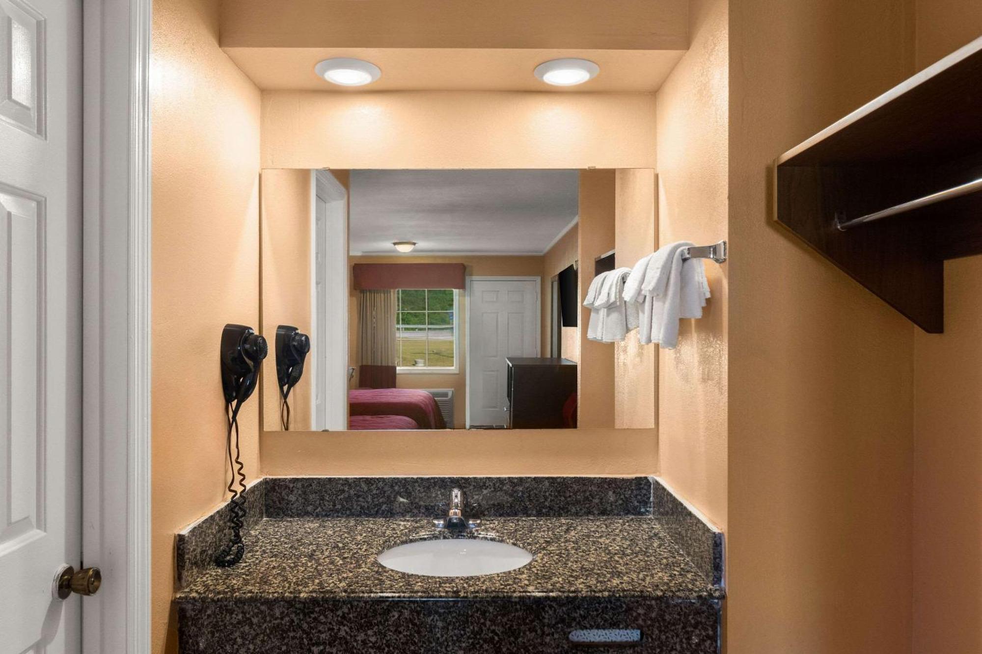 Econo Lodge Cornersville Bagian luar foto