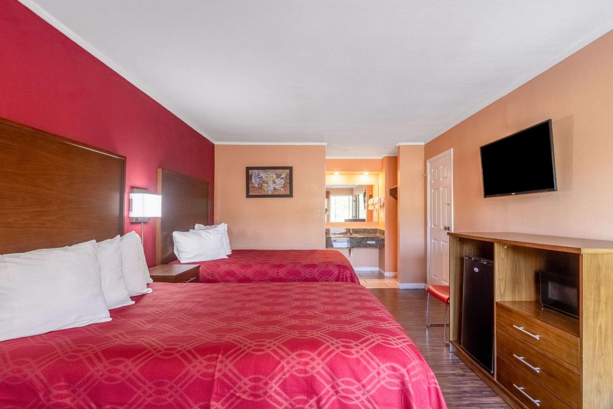 Econo Lodge Cornersville Bagian luar foto