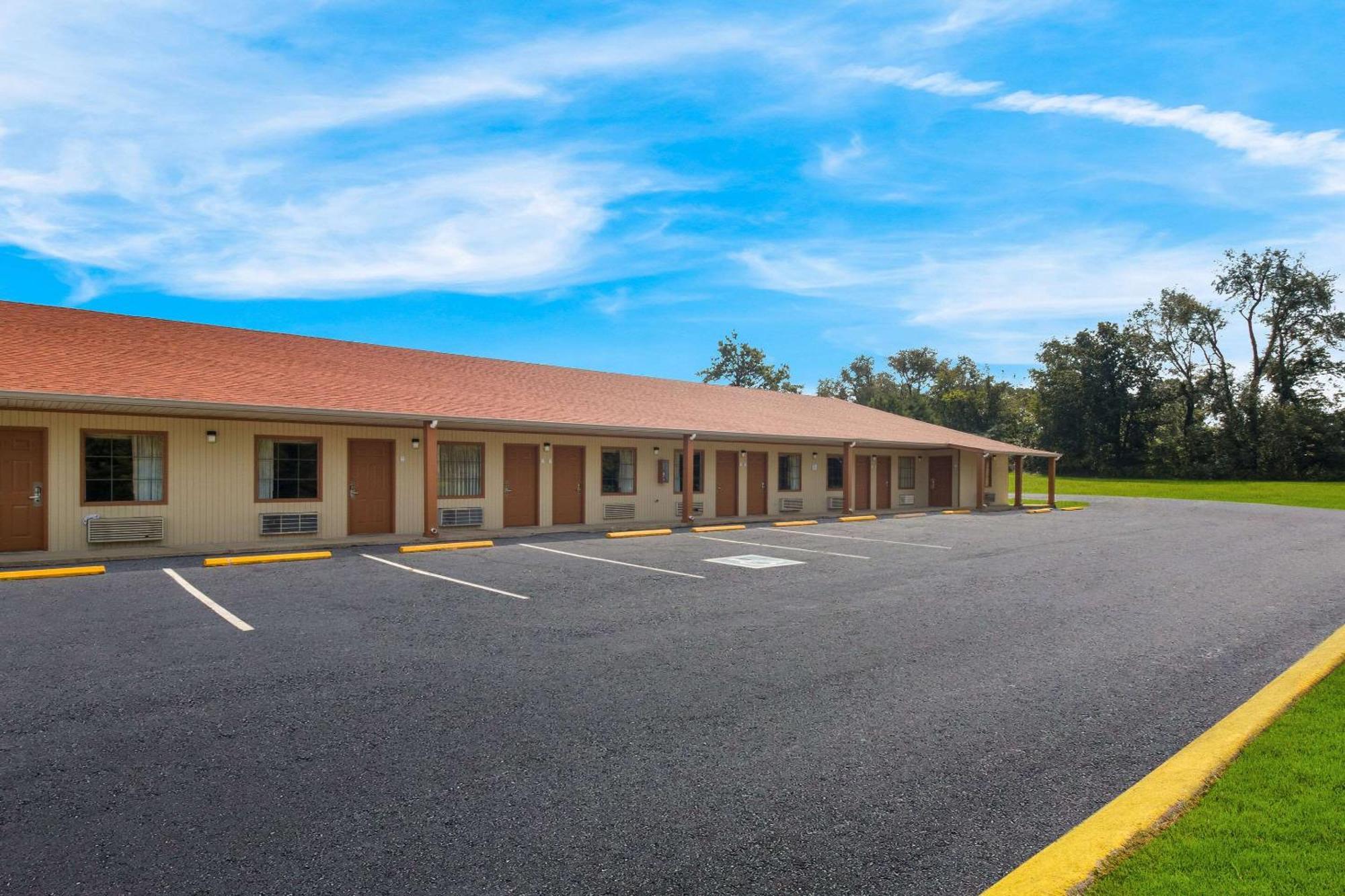 Econo Lodge Cornersville Bagian luar foto