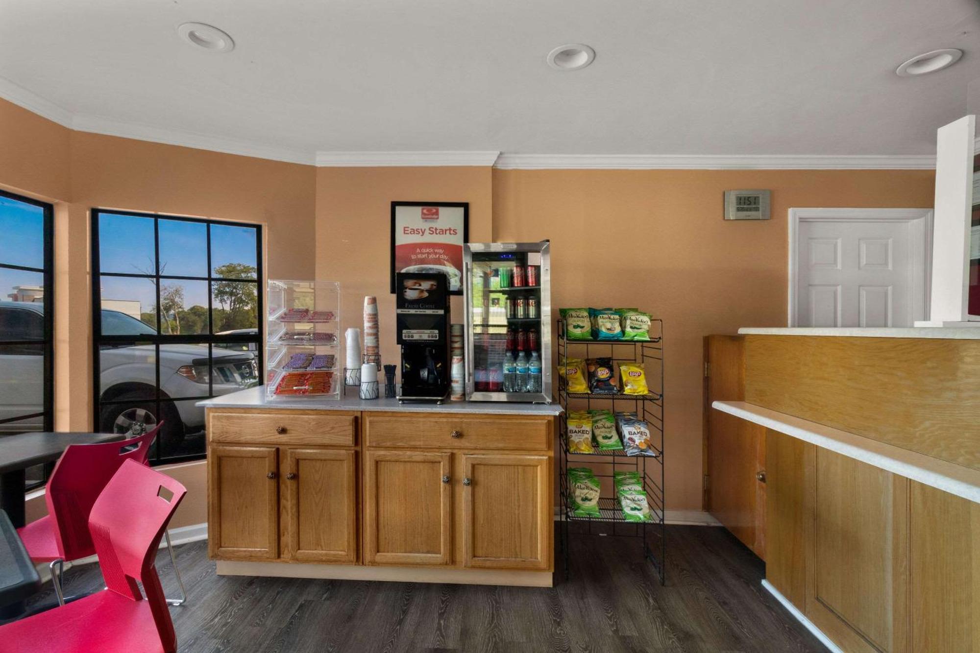 Econo Lodge Cornersville Bagian luar foto