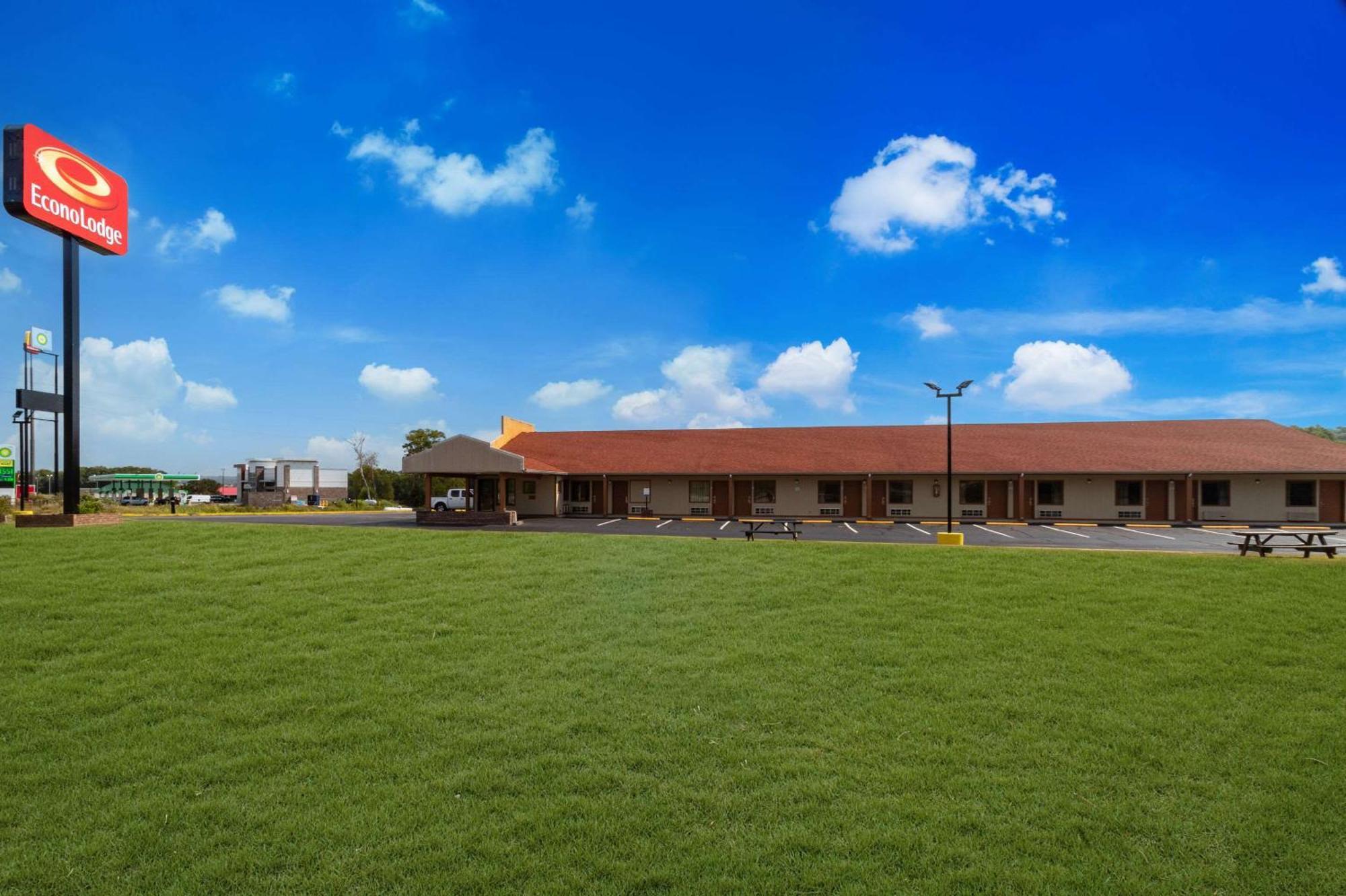 Econo Lodge Cornersville Bagian luar foto