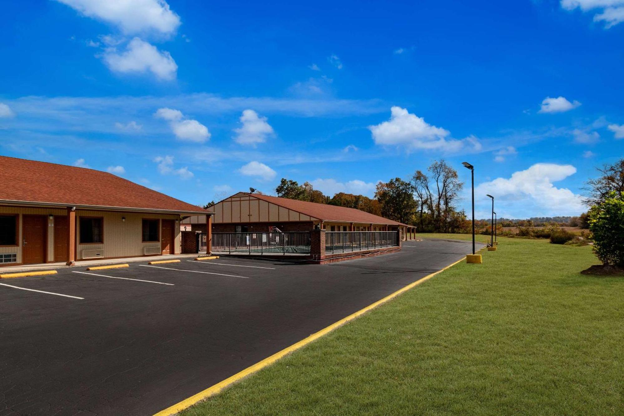 Econo Lodge Cornersville Bagian luar foto