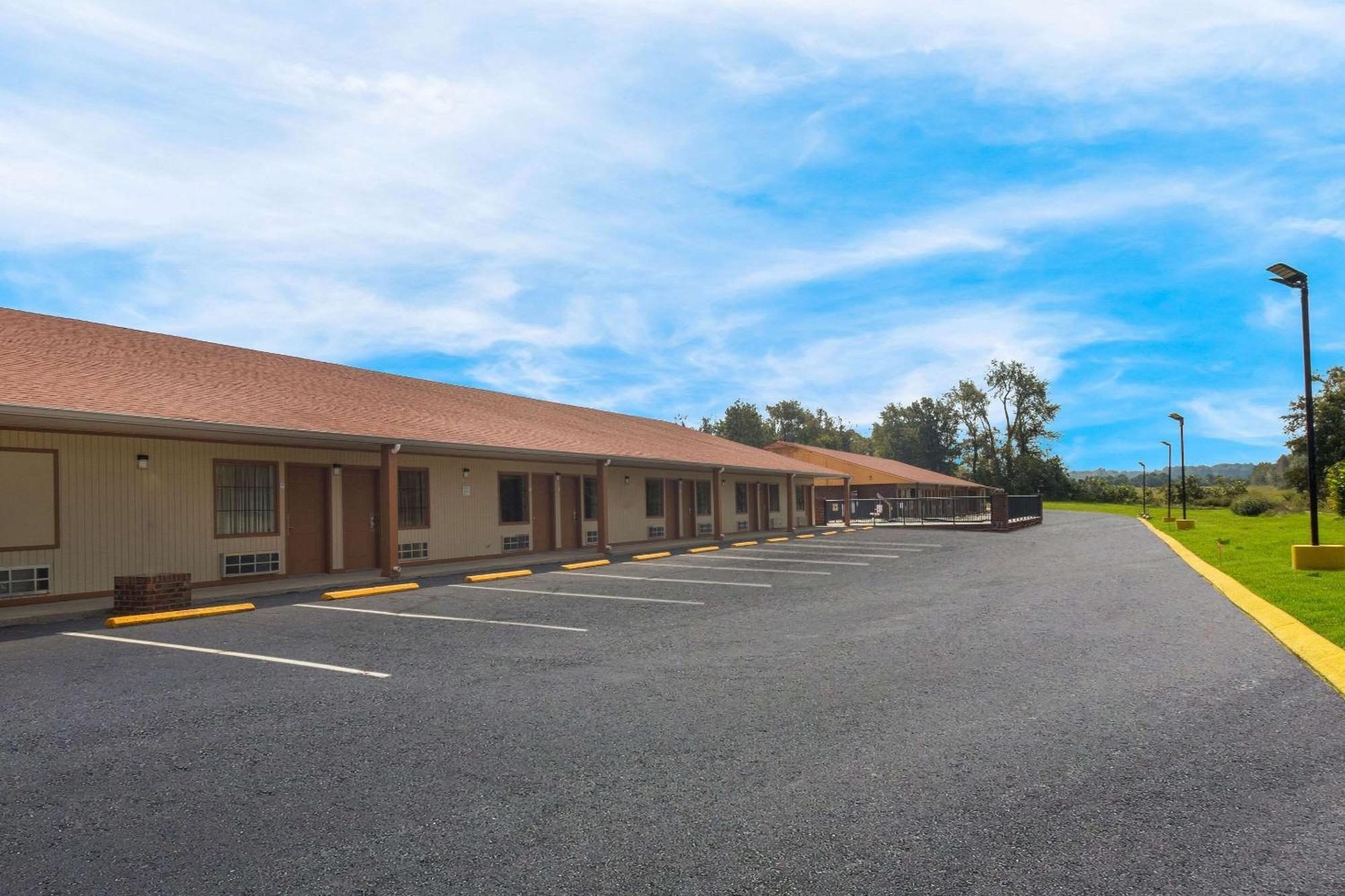Econo Lodge Cornersville Bagian luar foto
