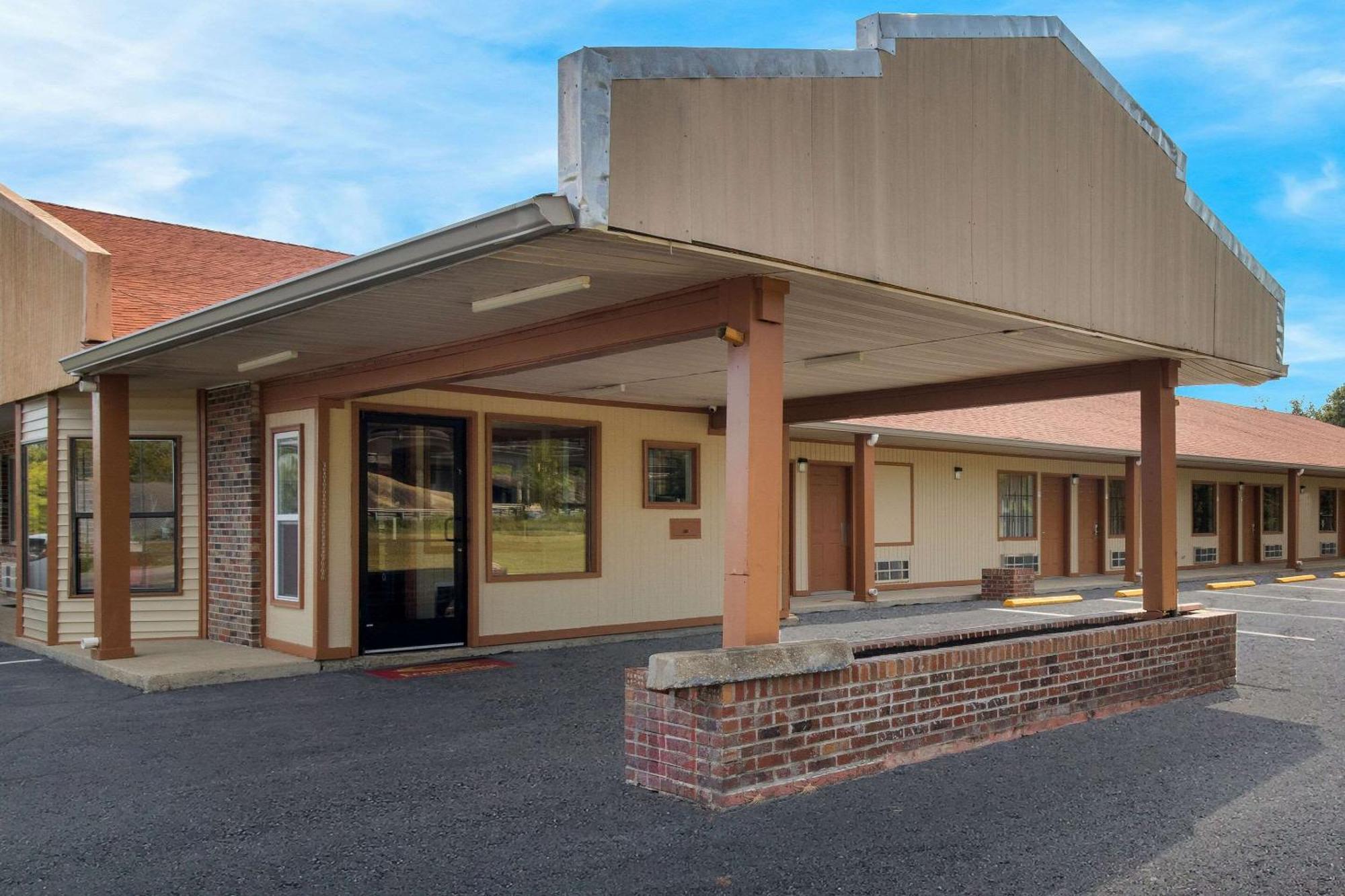 Econo Lodge Cornersville Bagian luar foto