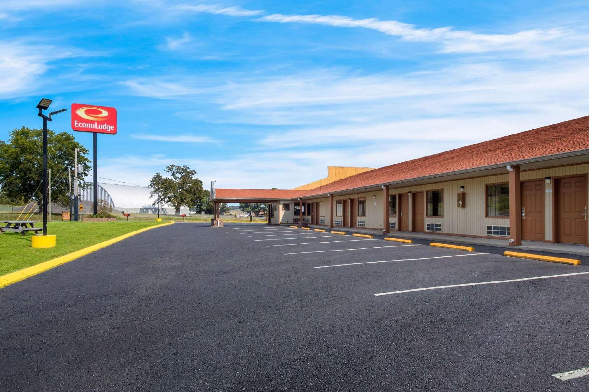 Econo Lodge Cornersville Bagian luar foto