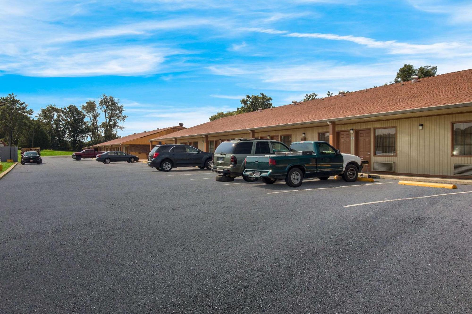 Econo Lodge Cornersville Bagian luar foto