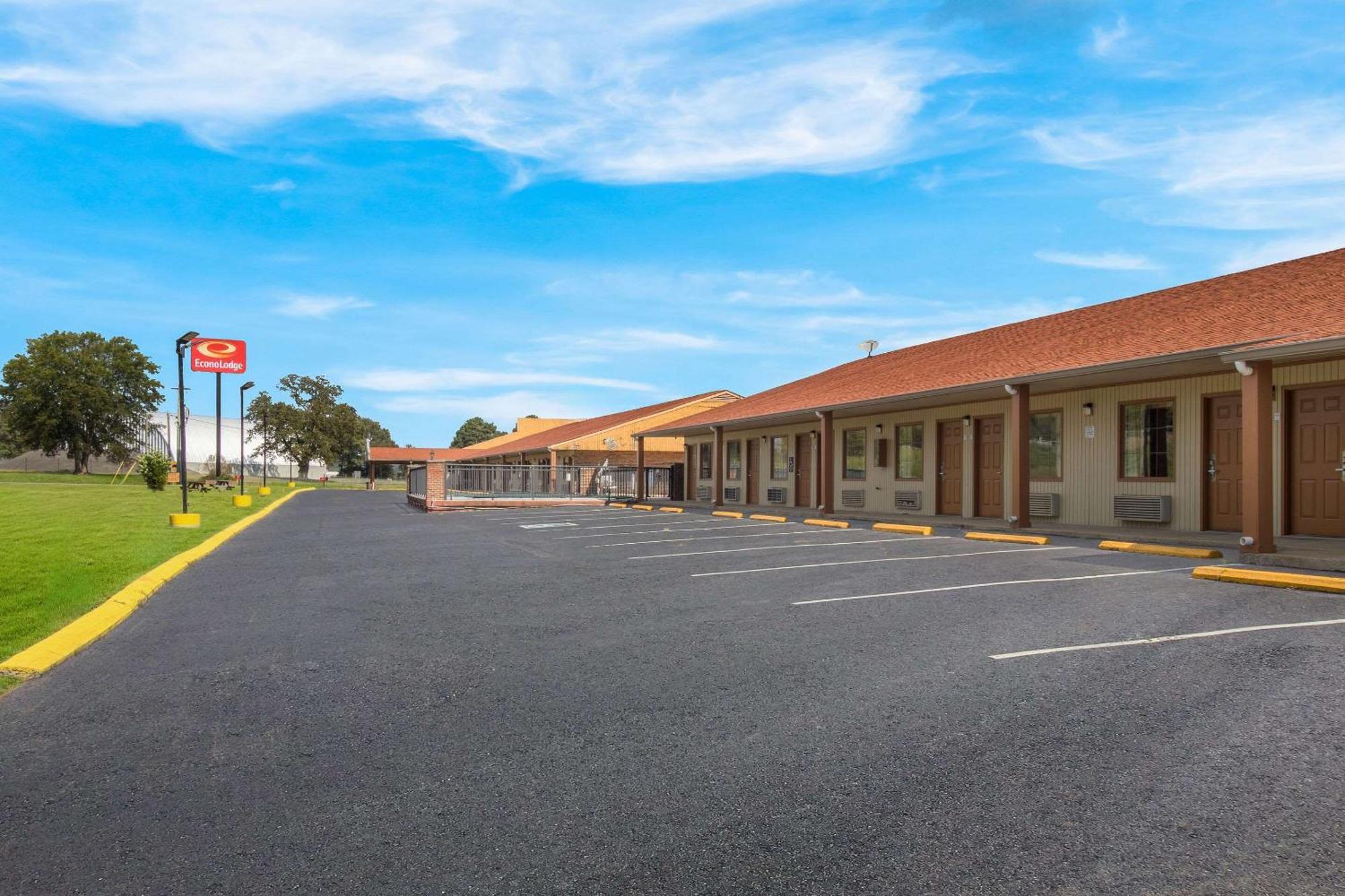 Econo Lodge Cornersville Bagian luar foto