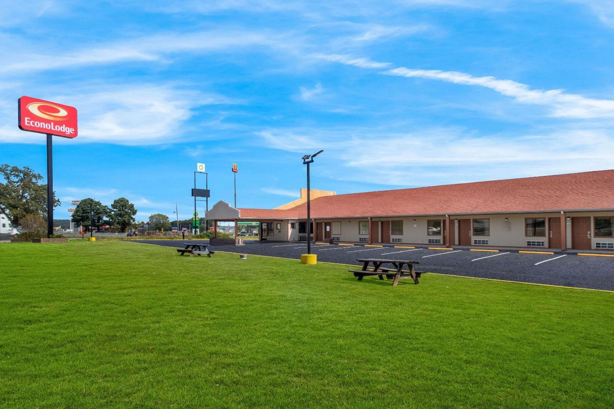 Econo Lodge Cornersville Bagian luar foto