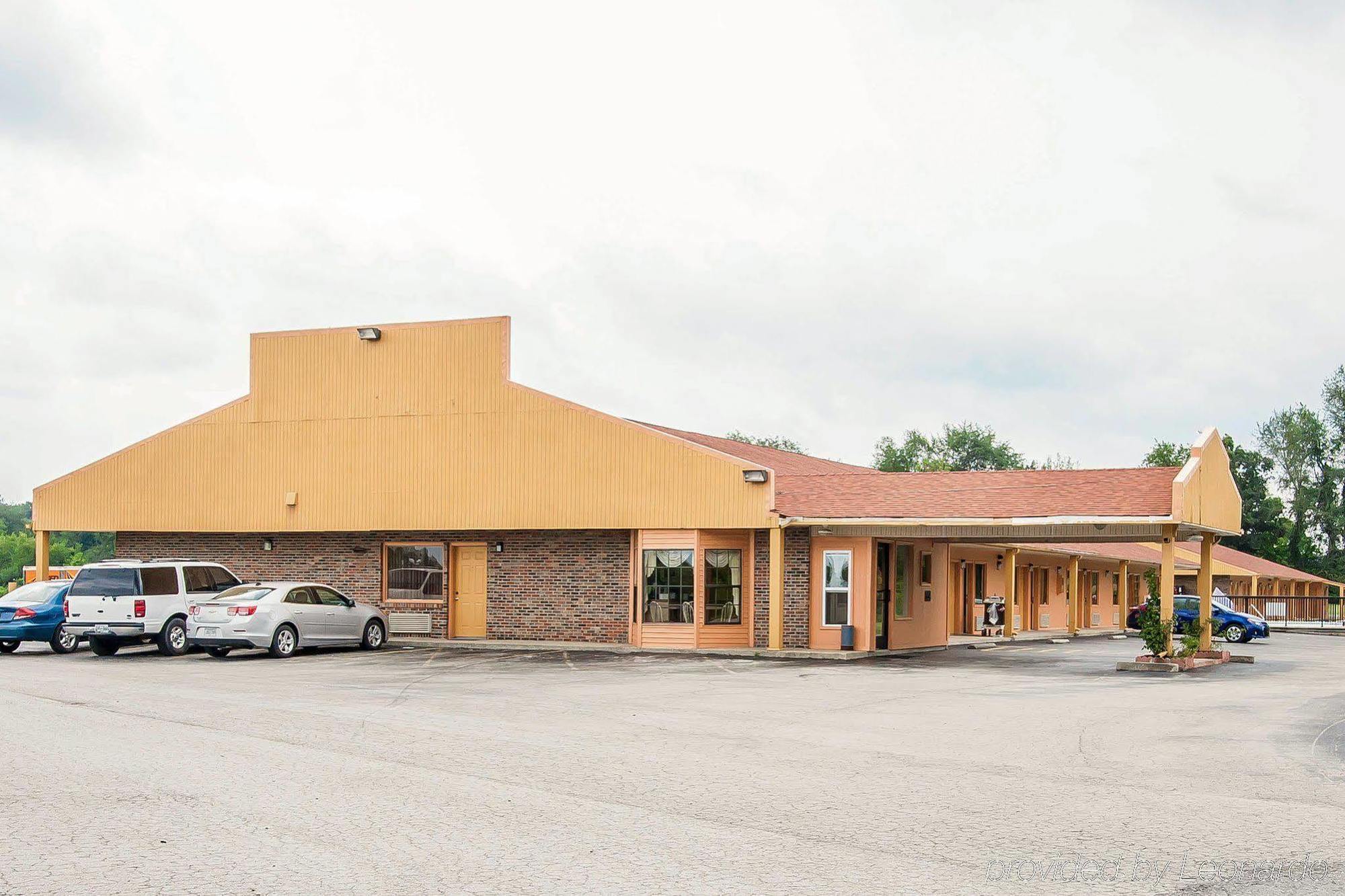 Econo Lodge Cornersville Bagian luar foto