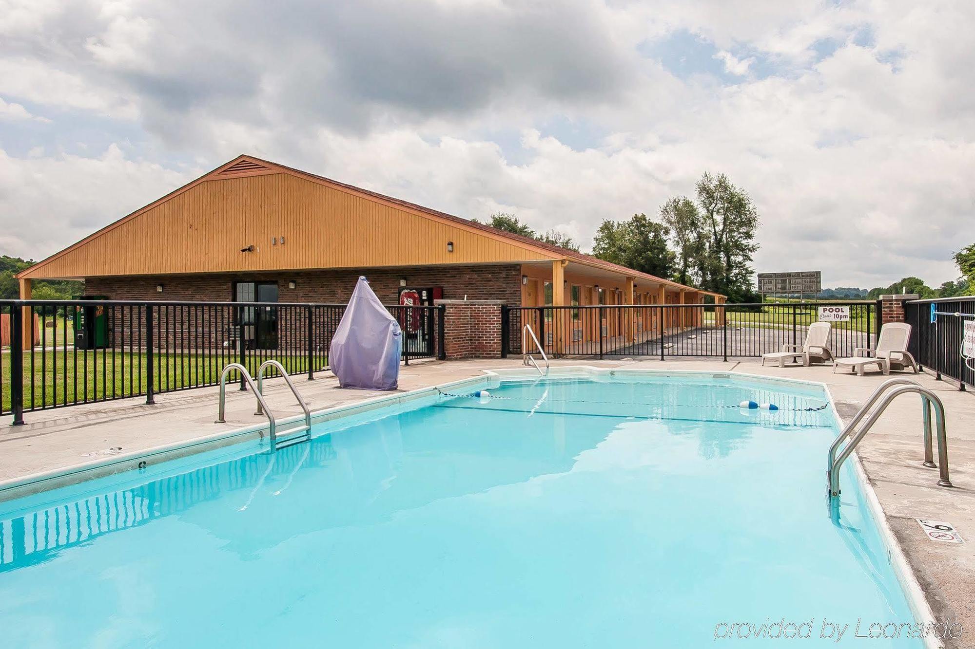 Econo Lodge Cornersville Bagian luar foto