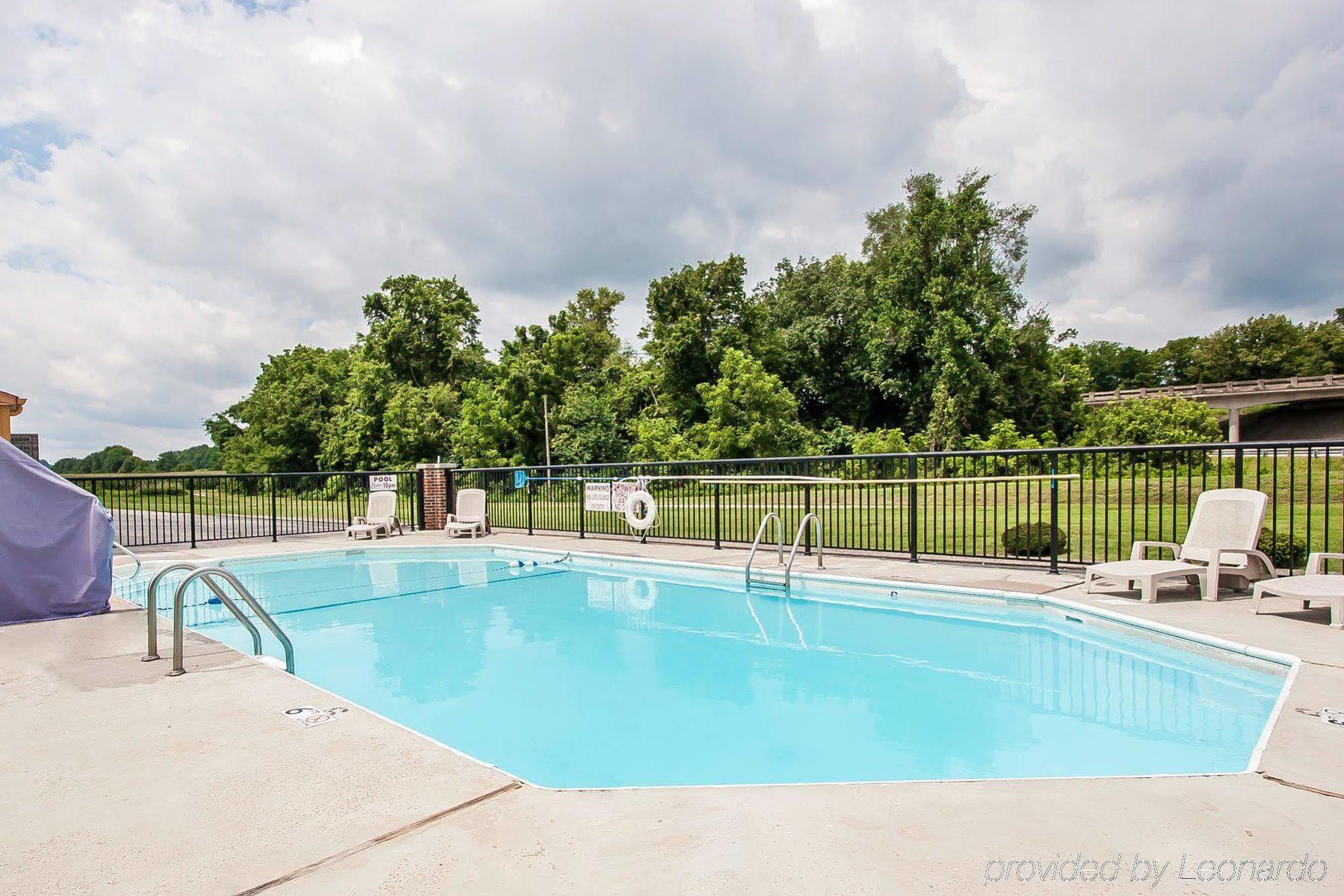 Econo Lodge Cornersville Bagian luar foto