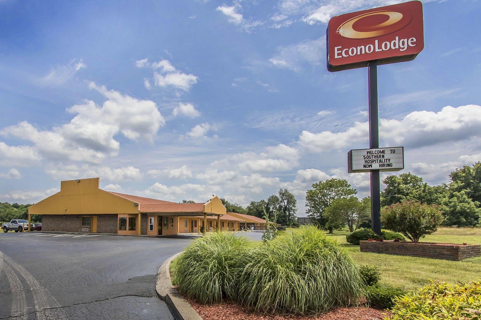 Econo Lodge Cornersville Bagian luar foto