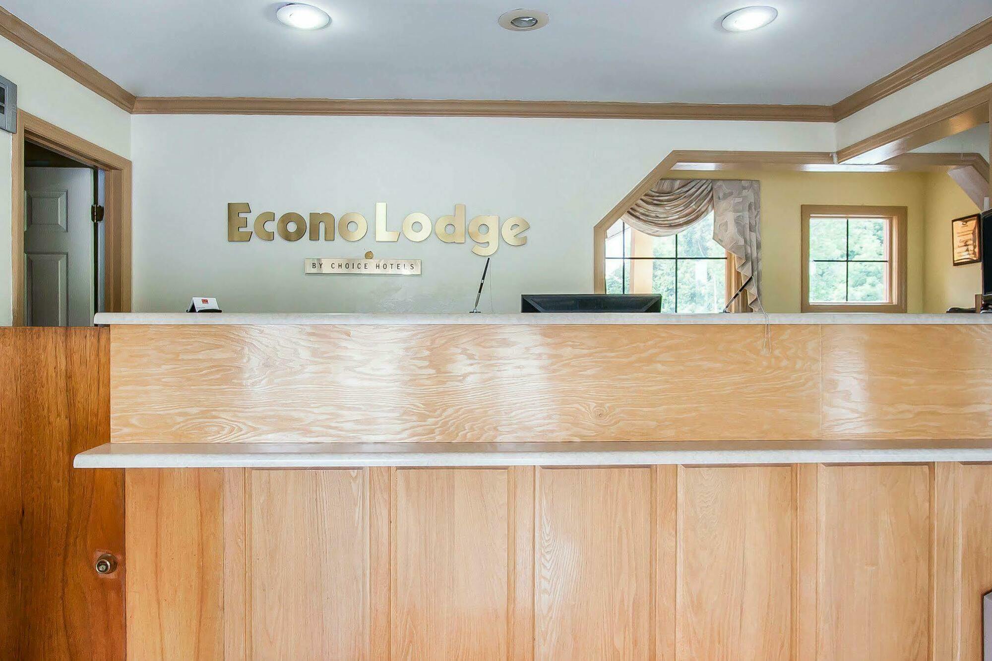 Econo Lodge Cornersville Bagian luar foto